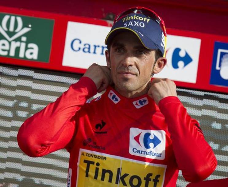 Contador, sul podio, indossa la maglia rossa di leader che vestir anche domani nell’ultima tappa della Vuelta 2014. Afp
